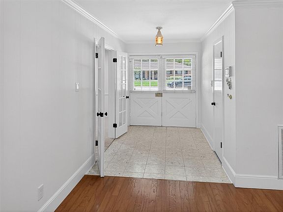 5th image of 9023 Springview Ln