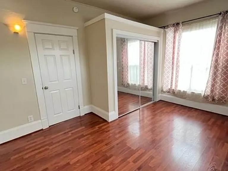 2211 Walnut St — Photo 4