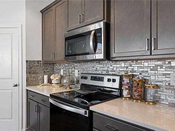 4th image of 817 Regal Ln SW