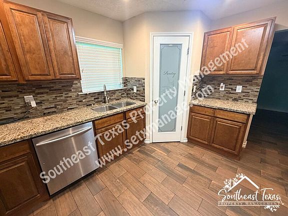 4th image of 6033 Reba Dr