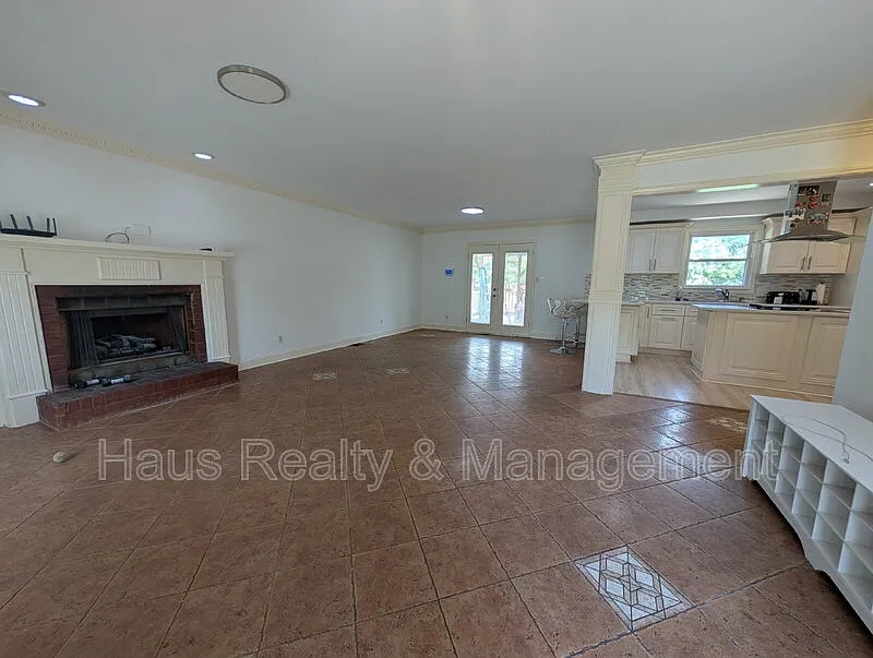 5 bed, 2.5 bath, 2486 sqft, $2,600 — Photo 4