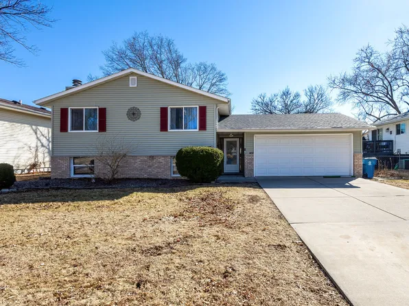 407 W Oak St, Eldridge, IA 52748