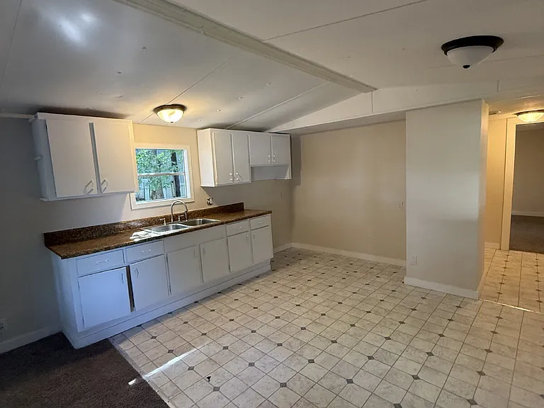 137 Barrington Dr — Photo 4