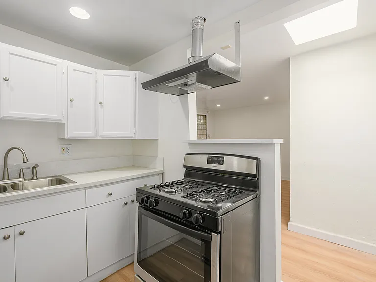 1325 N Orange Dr — Photo 8