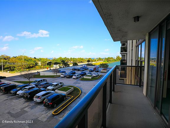 4th image of 600 NE 36th St APT 302