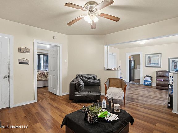 5th image of 1005 Summit St