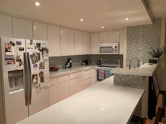 Open kitchen with a lot of cupboard space.
