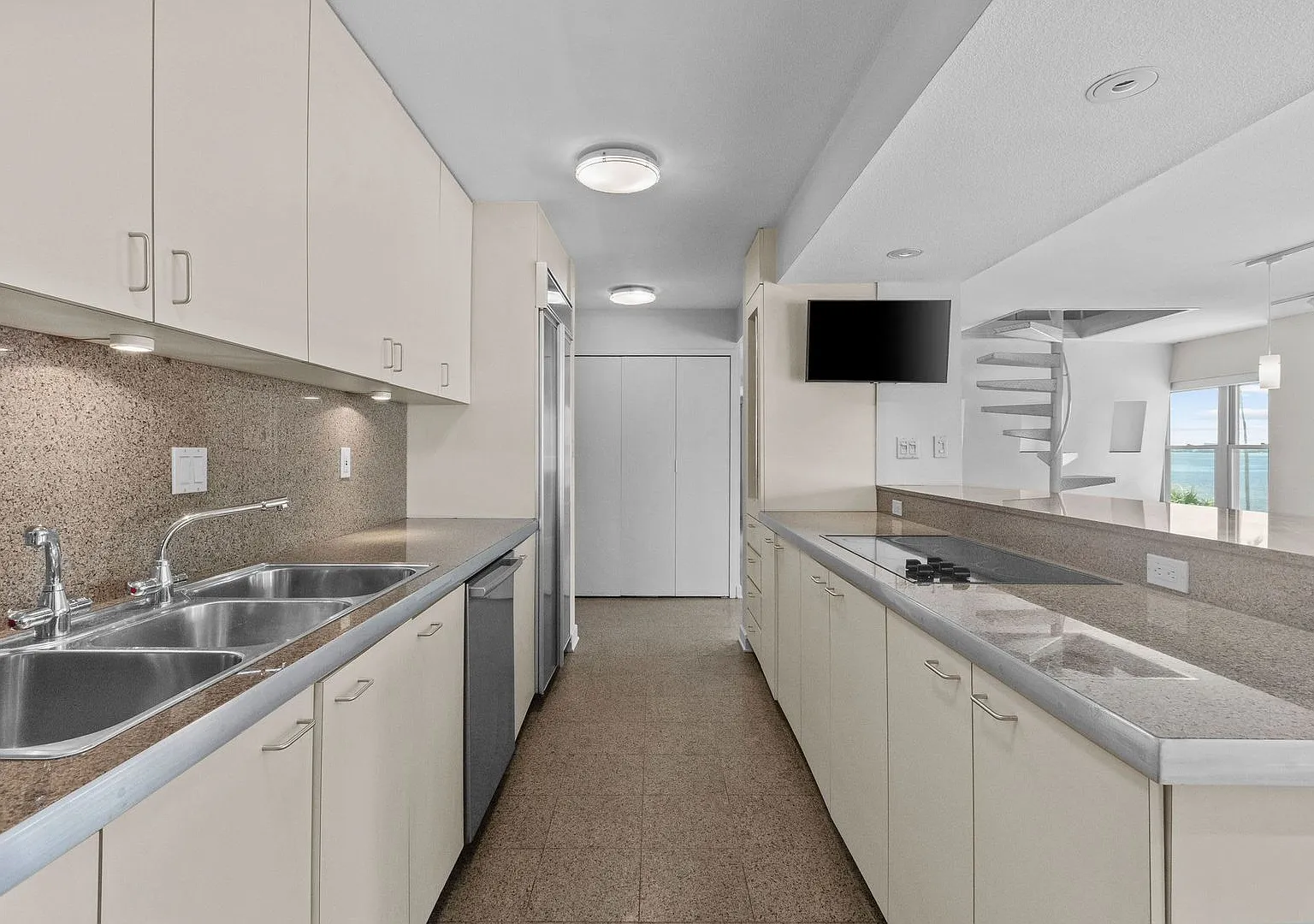Unique Bayshore Condo — Photo 4