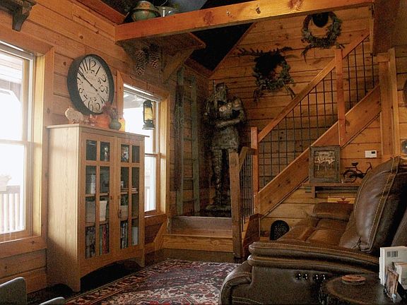 3rd image of 722 Valley Falls Rd