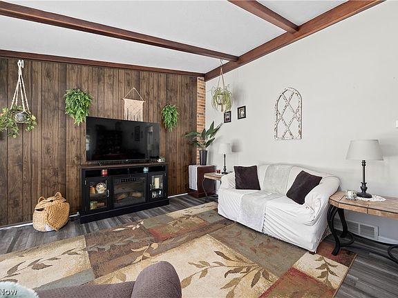 4th image of 300 Hickory Dr