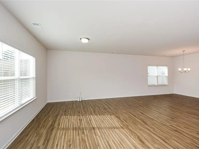 350 Cranston Dr — Photo 20