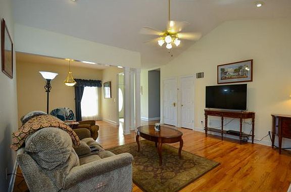 3rd image of 310 Heritage Ln