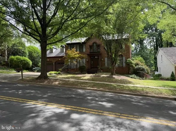 5621 Sugarbush Ln, Rockville, MD 20852
