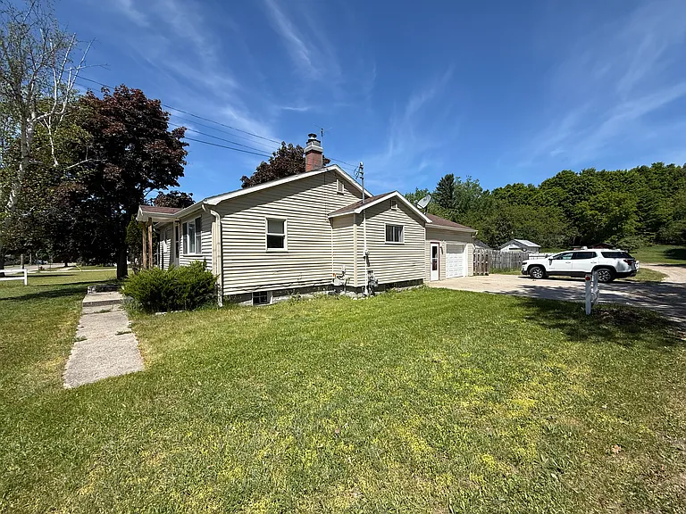 403 Division St — Photo 3