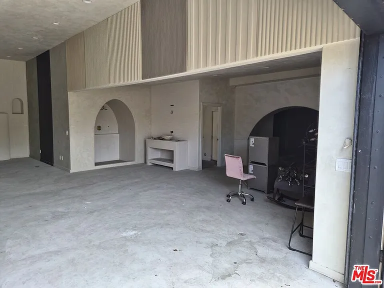 10835 Magnolia Blvd — Photo 7