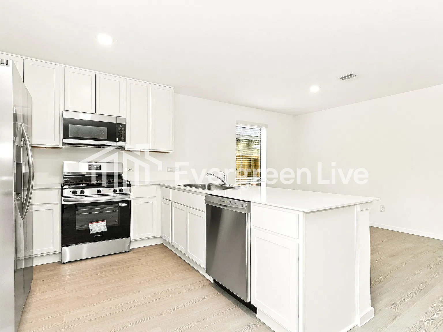 4 bed, 2.5 bath, 1979 sqft, $1,945 — Photo 3