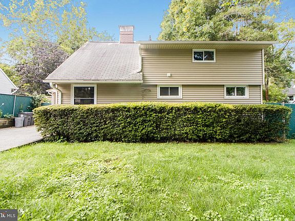 4th image of 1405 Gladstone Dr