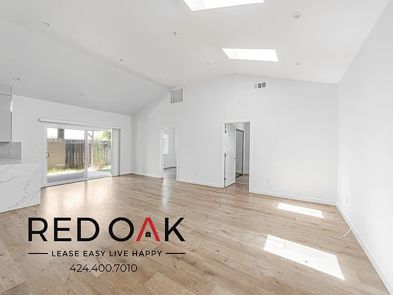 11028 Califa St — Photo 2