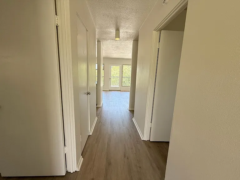 Crescent Apartments — Photo 45
