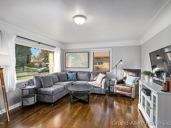 4th image of 744 Pat Ave NW