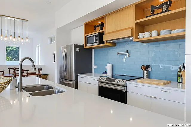 4 bed, 2.5 bath, 3000 sqft, $3,400 — Photo 3