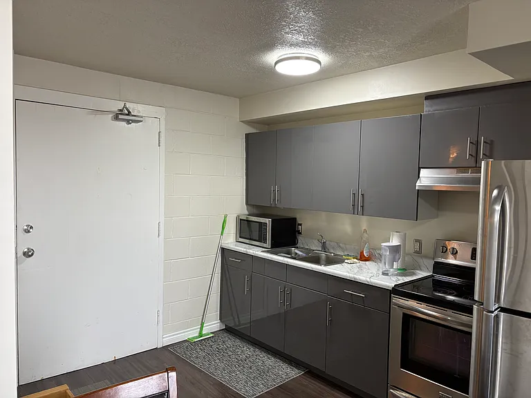 570 King St W #3 — Photo 6