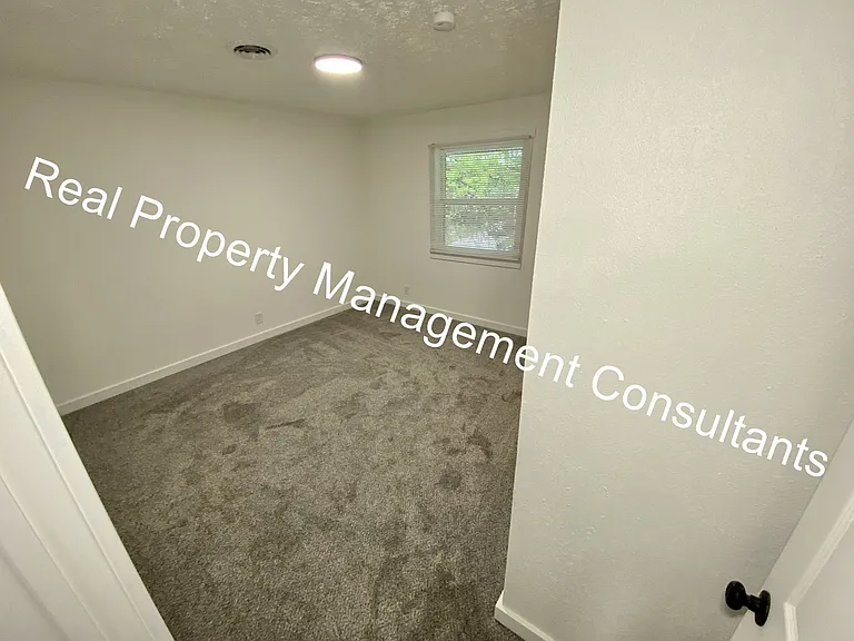 904 Twin Oaks Ter — Photo 16