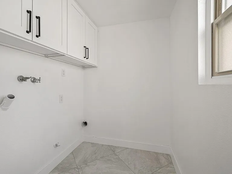22259 Erwin St — Photo 9