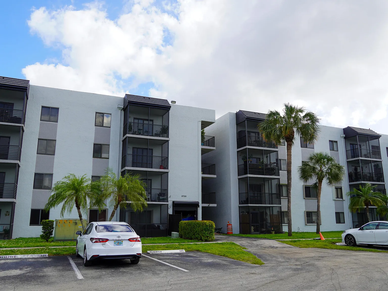 3720 N Pine Island Rd — Photo 3