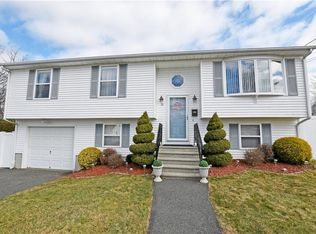 33 Victoria Ave, Rumford, RI 02916
