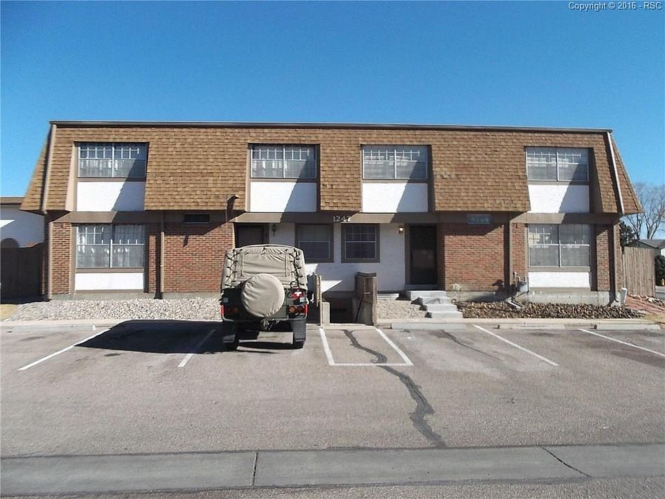 Fantastic Dublin Manor corner unit condo conveniently located to shops, trails a