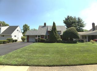 191 Acre Ln, Hicksville, NY 11801