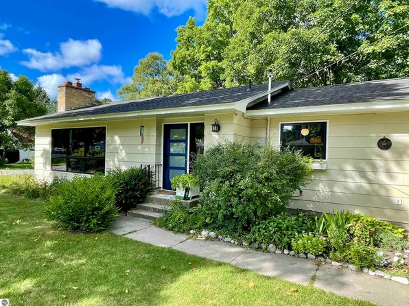 308 S Grand Ave, Leland, MI 49654