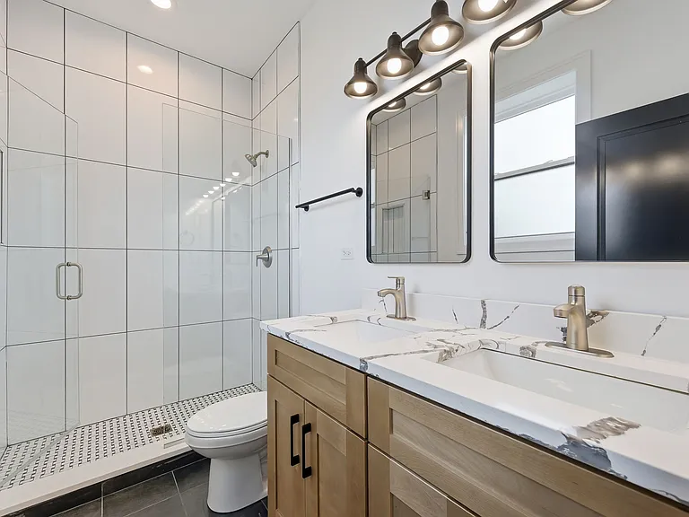 3902 S Lake Park Ave #3 — Photo 9