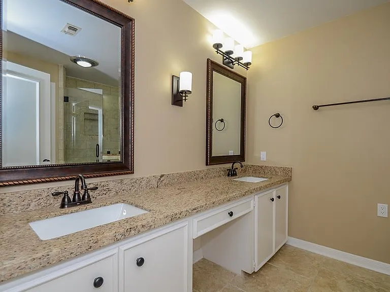 573 N Post Oak Ln — Photo 24