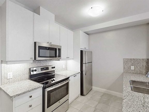 3rd image of 118 King St E #520