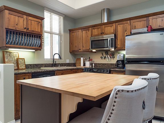 5th image of 801 W Hawthorn St Unit 105