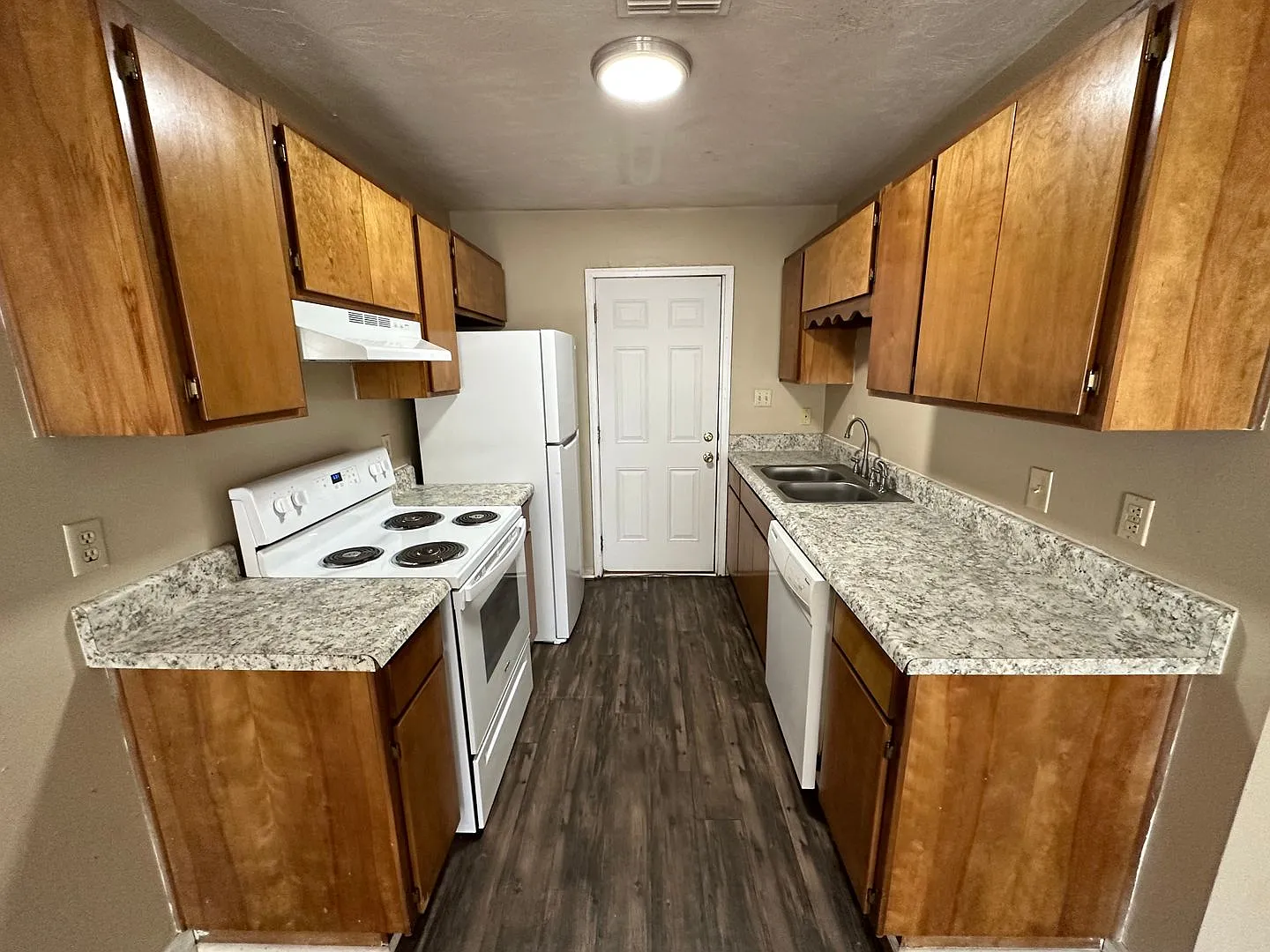 Upstairs unit in Pointe East avail NOW! — Photo 3