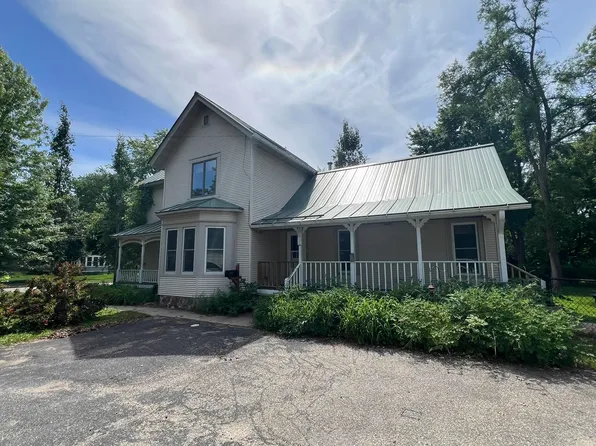 713 E Lake St, Waupaca, WI 54981