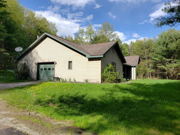 3885 Charlotte Creek Rd — Photo 2