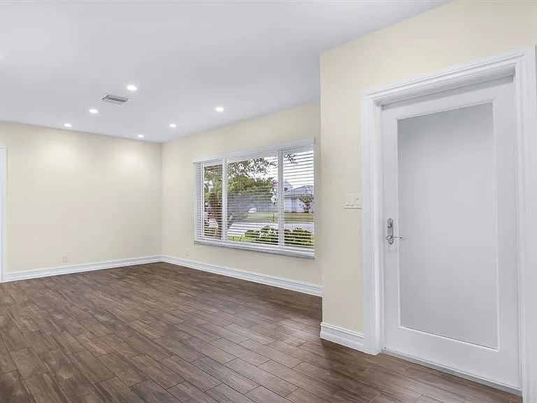1041 SW 4th St — Photo 6