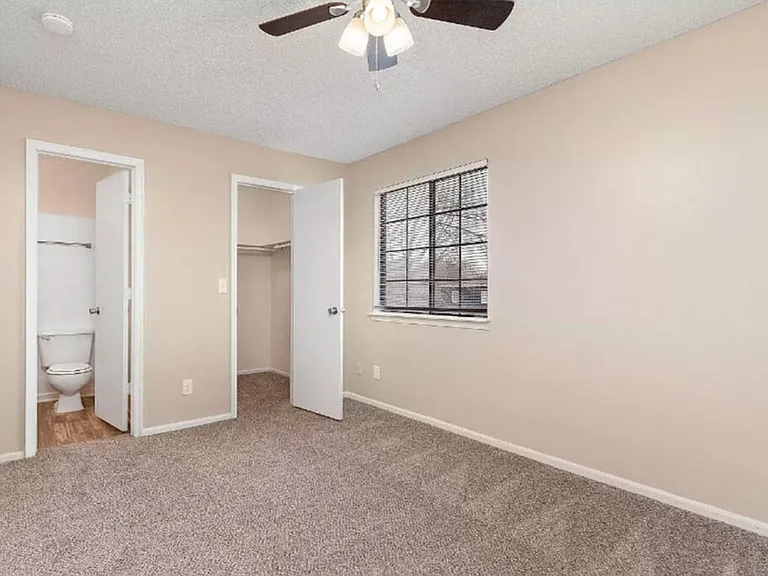 8519 Parallel Pkwy — Photo 9