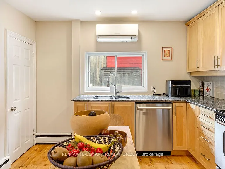 176 King Edward Ave — Photo 20
