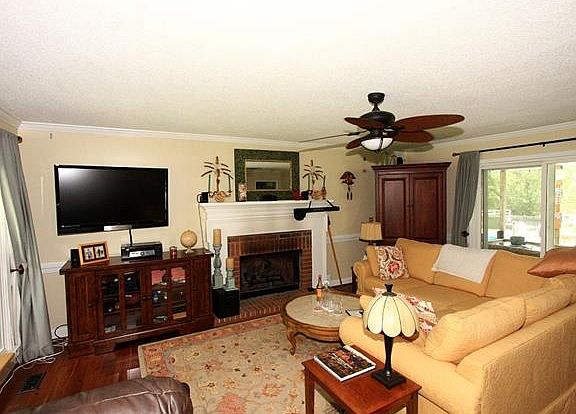 3rd image of 605 Foxwood Dr