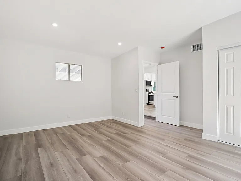 11036 Scoville Ave — Photo 7