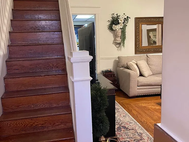 325 Porter St — Photo 2