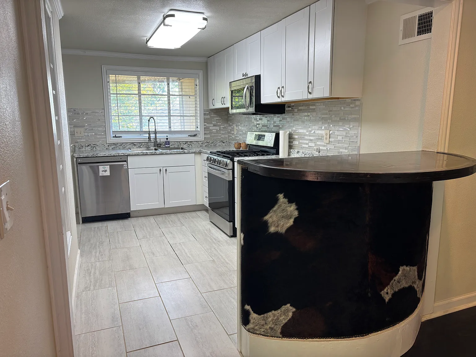 701 Monticello Dr — Photo 3