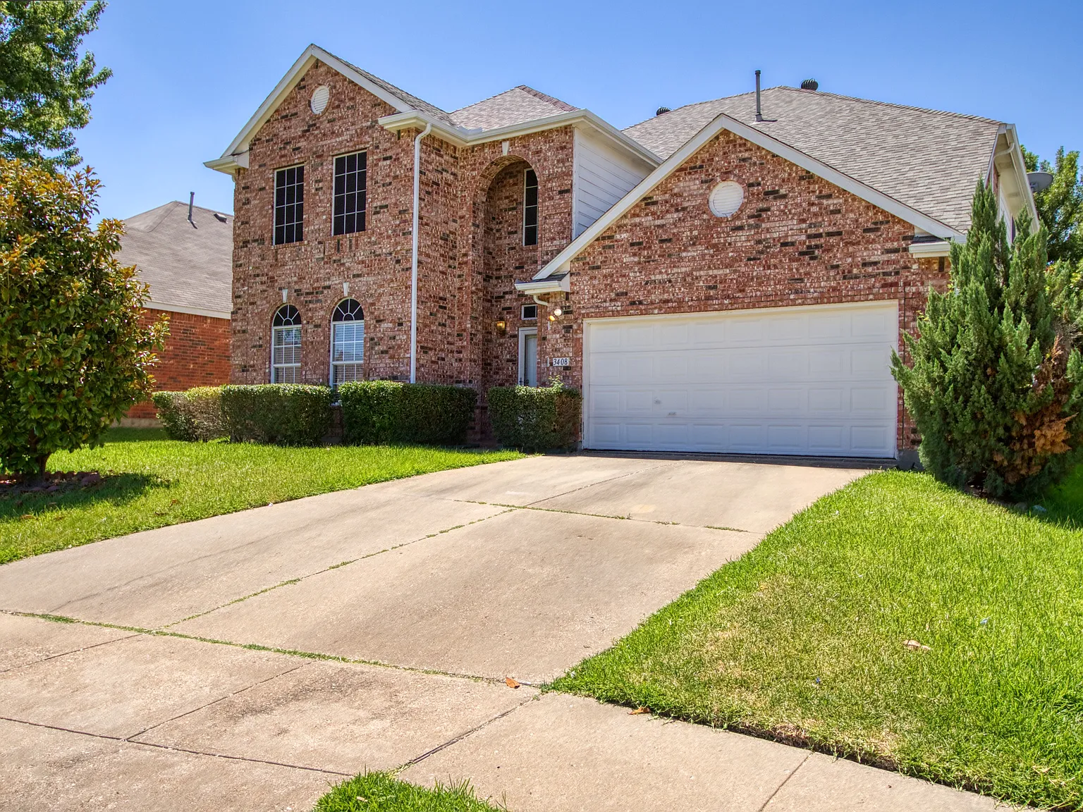 5 bed, 2.5 bath, 3240 sqft, $3,000 — Photo 2