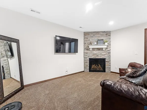 2710 E Sunburst Dr, Brandon, SD 57005