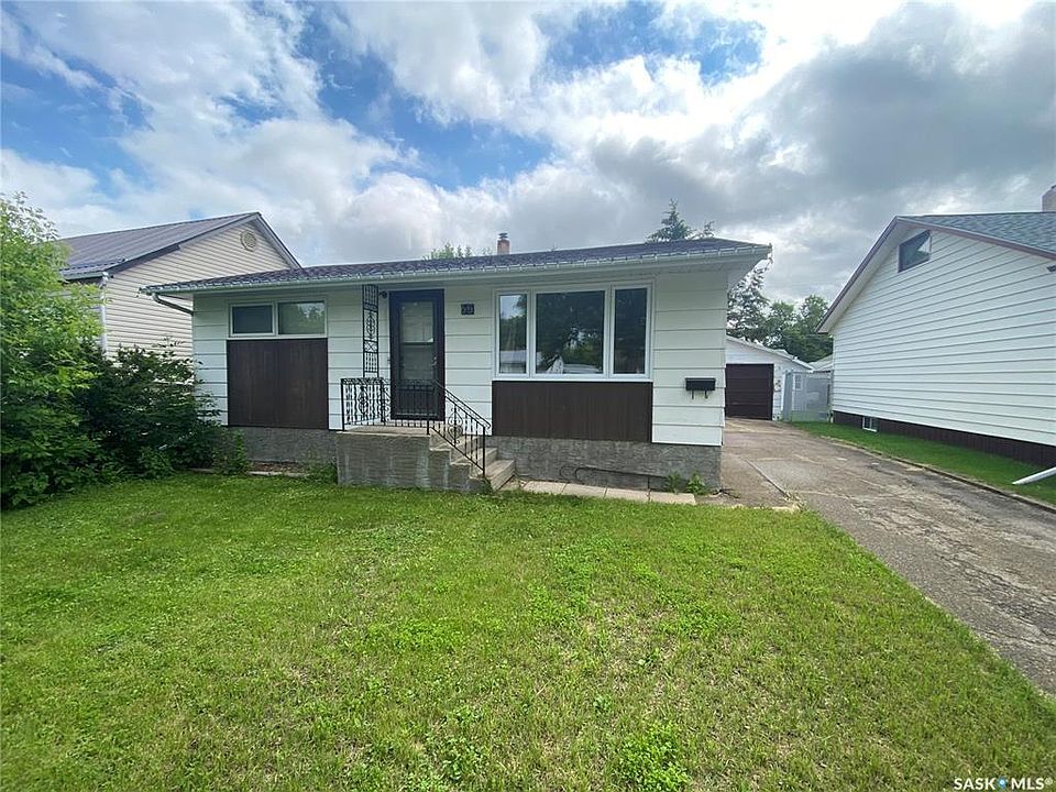 1st image of 65 Irwin AVENUE